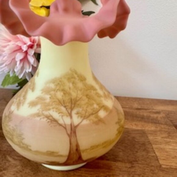 Fenton Burmese Glass Vase Signed Sue Foster – Hand Painted Ruffled Top Art Glass - Picture 6 of 7
